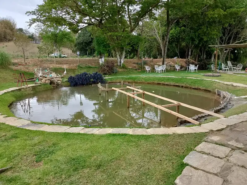 Lago e jardim na área externa da unidade em Juiz de Fora
