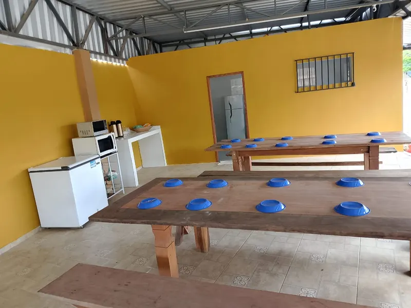 Refeitório com mesas coletivas da unidade em Juiz de Fora