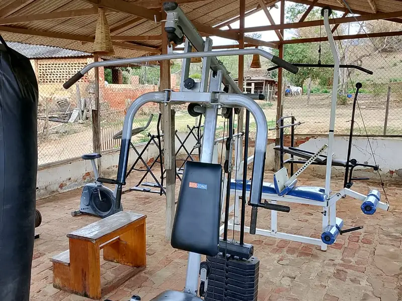 Academia coberta com aparelhos de musculação da unidade em Juiz de Fora