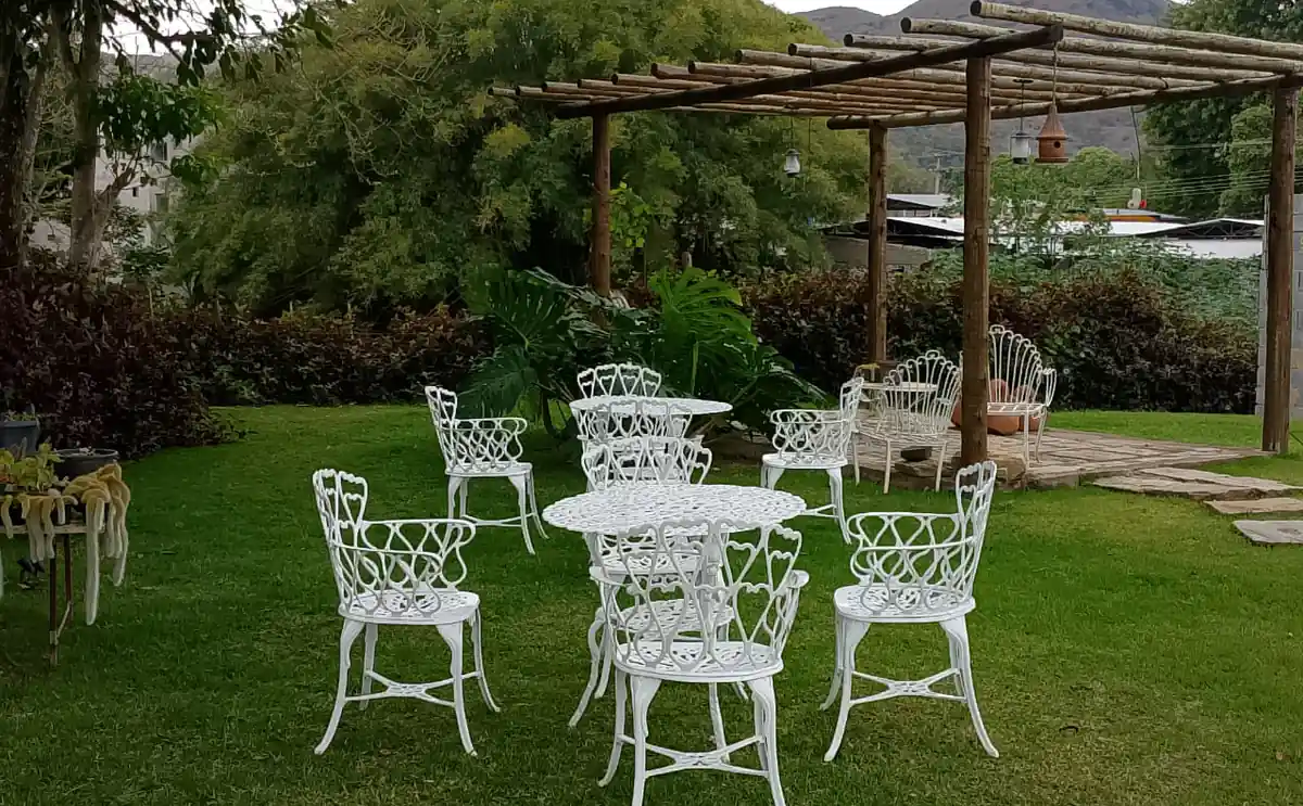 Jardim externo da unidade em Juiz de Fora, com área de estar e vista para as montanhas